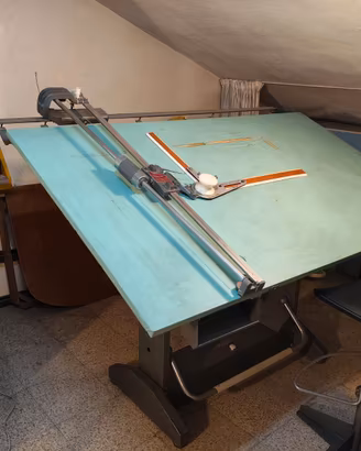 Tecnigrafo per disegno con sedia girevole