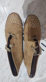 Scarpe alte, scamosciate con borchie 