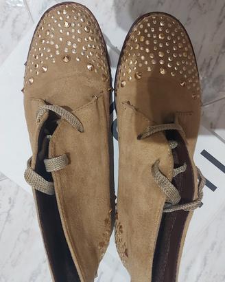 Scarpe alte, scamosciate con borchie 