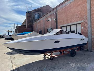 Motoscafo cabinato Proto ex contrabbandieri