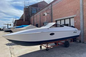 Motoscafo cabinato Proto ex contrabbandieri