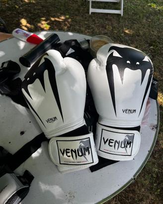 Guantoni Venum Elite 16 oz – Made in Thailand