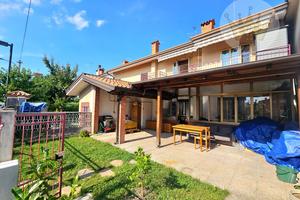 Casa accostata con giardino