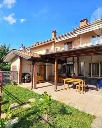Casa accostata con giardino