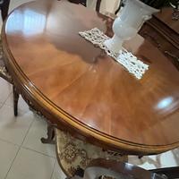 Tavolo totondo e sei sedie