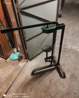 tappatrice bottiglie con tappi di sughero 