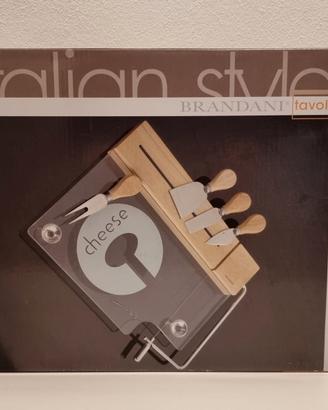 Tagliere e 4 coltelli da formaggi Brandani (nuovo)
