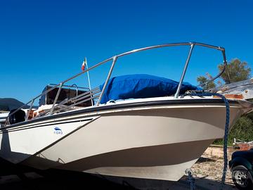 Boston Whaler Outrage 22' pronto alla boa