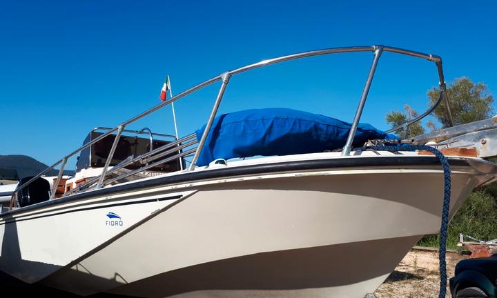 Boston Whaler Outrage 22' pronto alla boa