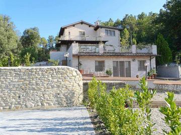 Villa di 250 m² con più di 5 locali e box auto a B
