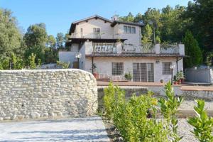 Villa di 250 m² con più di 5 locali e box auto a B