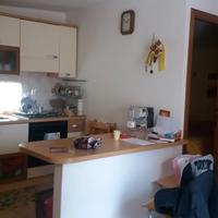 Cucina con elettrodomestici