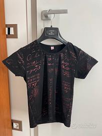 maglia nera con dettagli rossi