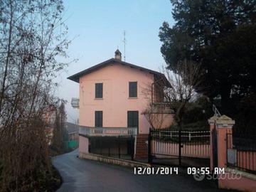 Villa plurifamiliare con giardino