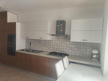 Cucina in legno fatta dal falegname