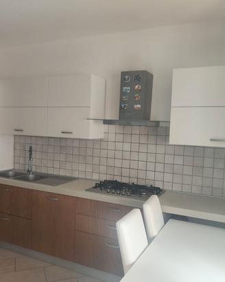 Cucina in legno fatta dal falegname