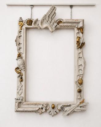 Cornice in legno con pezzi antichi applicati