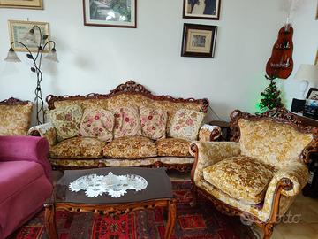 Divano legno e tessuto.
