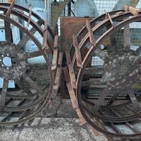 Gabbie per ruote in ferro antiche