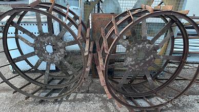 Gabbie per ruote in ferro antiche