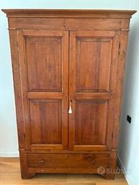 Armadio Antico in Legno Massello – Stile Rustico