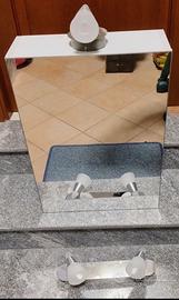 specchio contenitore e due applique led