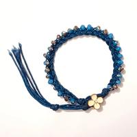 Vari braccialetti e collana