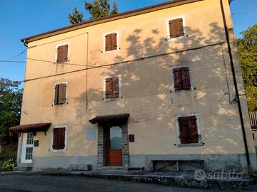 Edificio indipendente con due alloggi