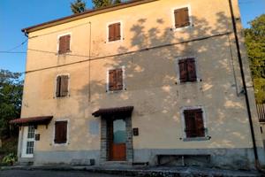 Edificio indipendente con due alloggi