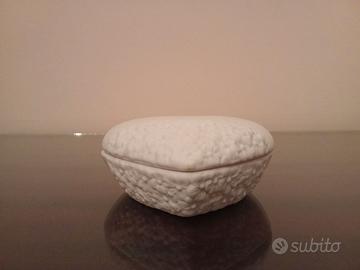 Portagioie a forma di cuore in porcellana bianca