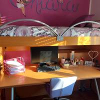 Cameretta con letto a castello e scrivania