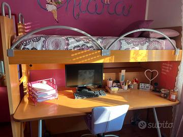 Cameretta con letto a castello e scrivania