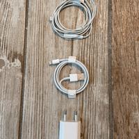 Cuffie, cavo e alimentatore per IPhone