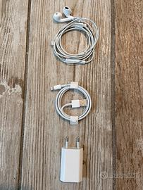 Cuffie, cavo e alimentatore per IPhone