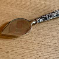 Coltello a goccia per formaggi