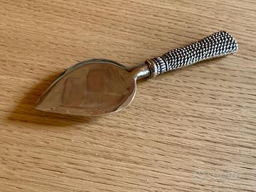 Coltello a goccia per formaggi