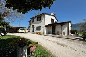 4 LOCALI A ASSISI