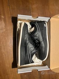 AIR FORCE 1 NERE CON SUOLA E PARTICOLARI BIANCHI