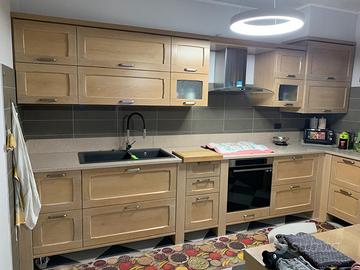 Cucina artigianale completa di elettrodomestici