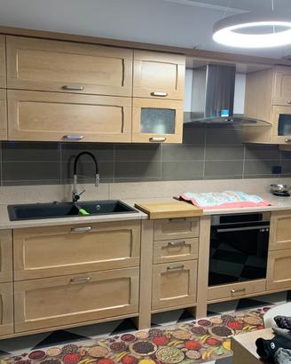 Cucina artigianale completa di elettrodomestici