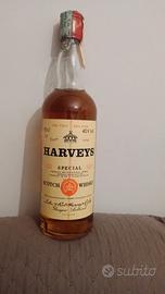 Bottiglie di Whisky Harveys e Bells vintage