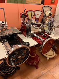 affettatrice antica con piedistallo