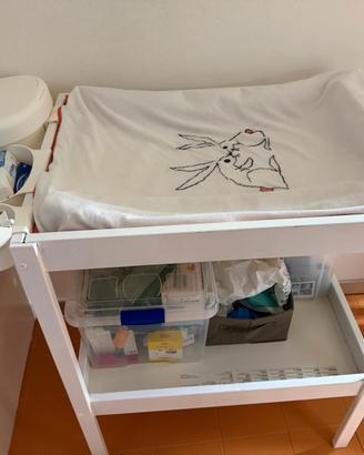 Fasciatoio IKEA bianco con accessori