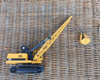 Gru escavatrice CATERPILLAR 225 giocattolo anni 9