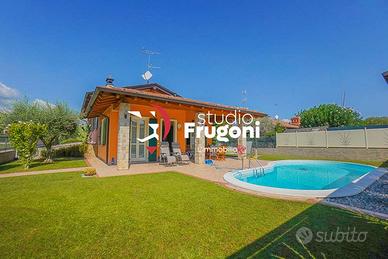 VILLA BIFAMILIARE CON PISCINA E GIARDINO PRIVATO