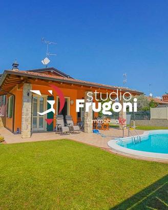 VILLA BIFAMILIARE CON PISCINA E GIARDINO PRIVATO