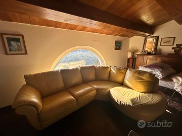 Divano angolare in pelle giallo