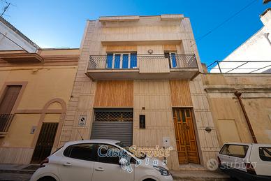 Comodissima abitazione su due livelli con giardino