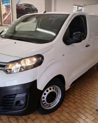 75 kWh, autonomia 330 km, prezzo reale + lVA