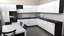 cucina-bianca-ed-orione-con-elettrodomestici-